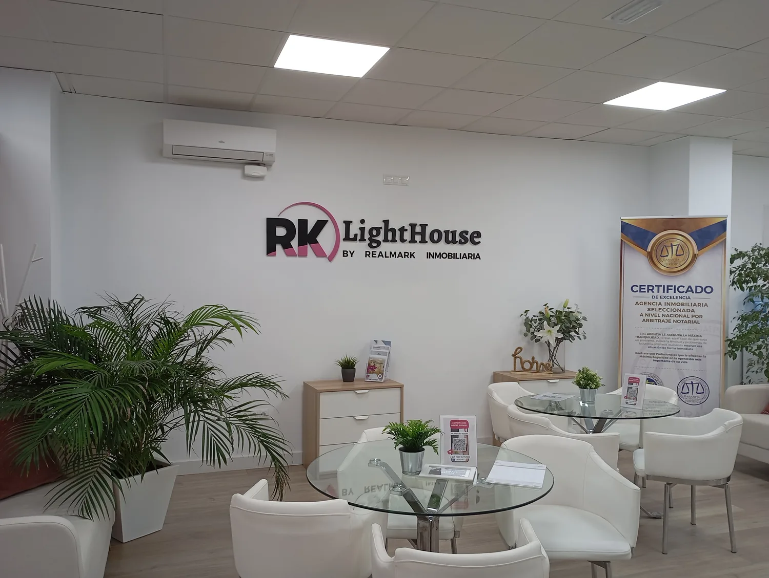 Después: oficina LightHouse terminada con el rótulo instalado