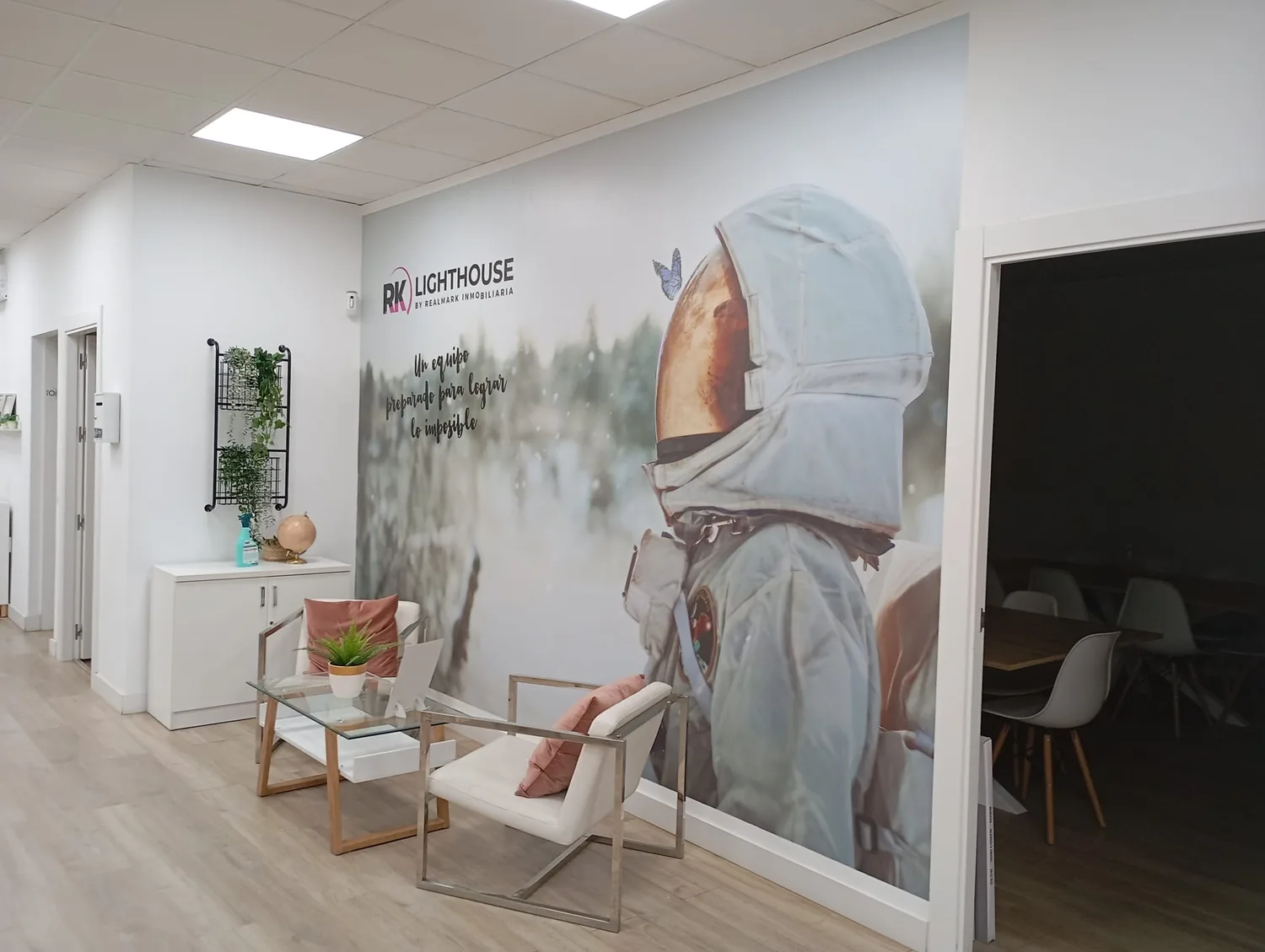 Mural de vinilo decorativo instalado en una oficina